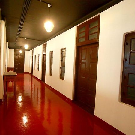 The Metro Pod - Backpackers A/C Dormitory Kochi Exterior photo