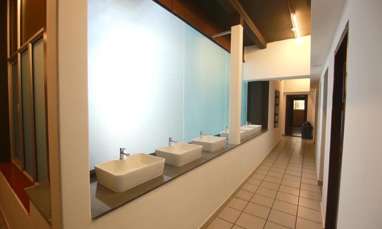 The Metro Pod - Backpackers A/C Dormitory Kochi Exterior photo