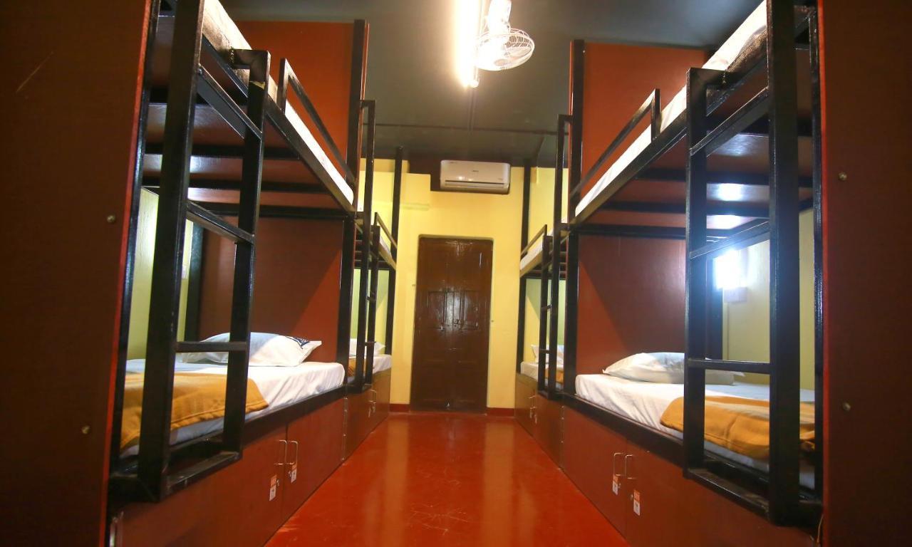The Metro Pod - Backpackers A/C Dormitory Kochi Exterior photo