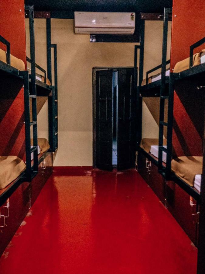 The Metro Pod - Backpackers A/C Dormitory Kochi Exterior photo